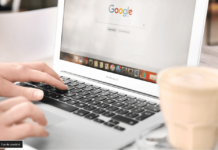 Google compra Wiz: Un Hito en la Ciberseguridad en la Nube Google utilizado desde un computador portátil