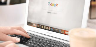 Google compra Wiz: Un Hito en la Ciberseguridad en la Nube Google utilizado desde un computador portátil