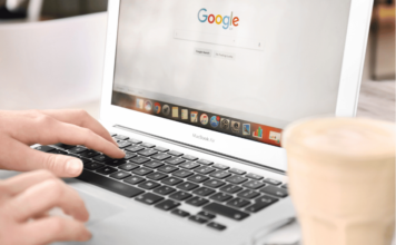 Google compra Wiz: Un Hito en la Ciberseguridad en la Nube Google utilizado desde un computador portátil