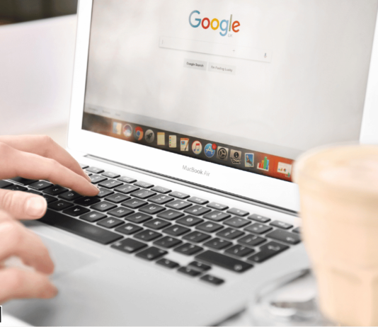 Google compra Wiz: Un Hito en la Ciberseguridad en la Nube Google utilizado desde un computador portátil